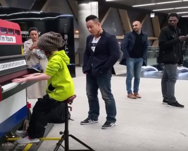 9-Year-Old Girl Stuns Bypassers When She Starts Playing The Piano