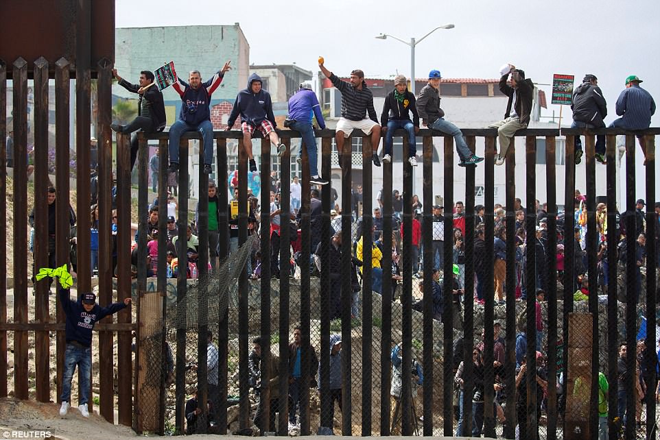 Immigrant caravan Mexico border 